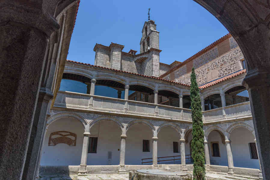 Ávila 092 - real monasterio de Santo Tomás - claustro del Noviciado o de la Enfermeria.jpg